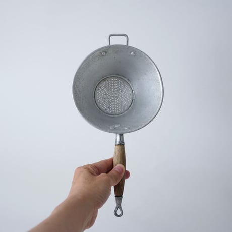 フランス・ビンテージ調理器具 / アルミの漉し器・木