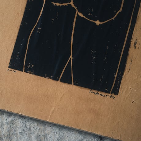 女性の後ろ姿の版画
