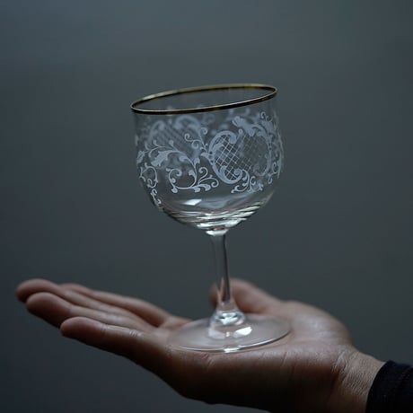 金縁の白い花のワイングラス