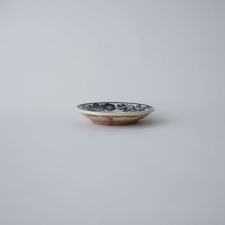 手描きの青い花のお皿
