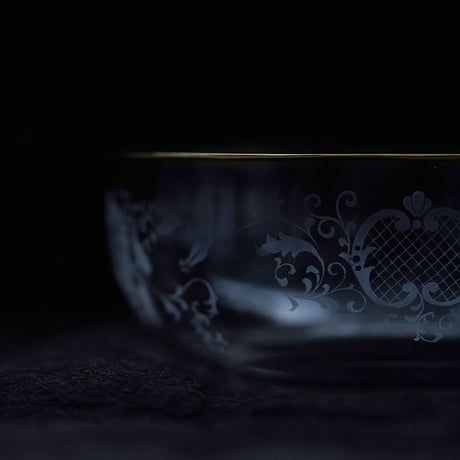 金縁の白い花の中鉢