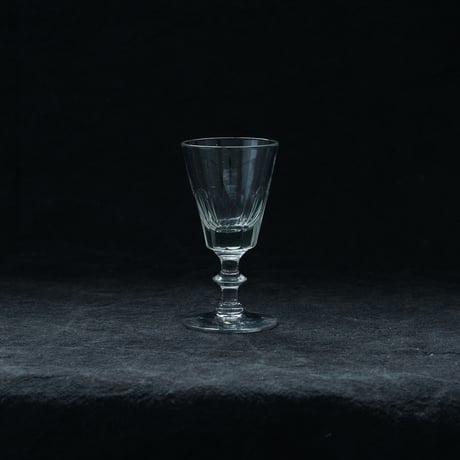 角張った無骨なリキュールグラス