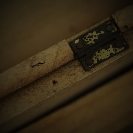 木箱に入った積み木