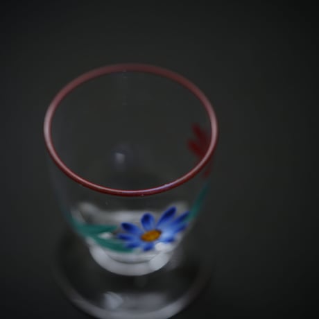 縁が赤いレトロなショットグラス