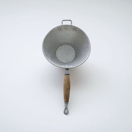 フランス・ビンテージ調理器具 / アルミの漉し器・木