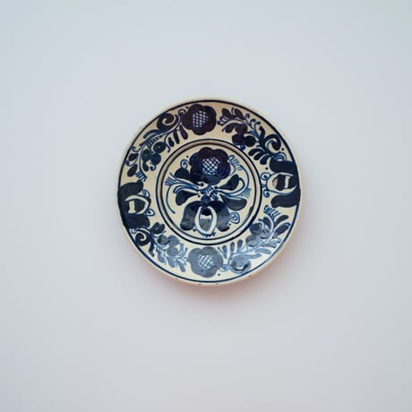 手描きの青い花のお皿