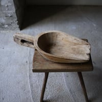 古い木の大きなスコップ