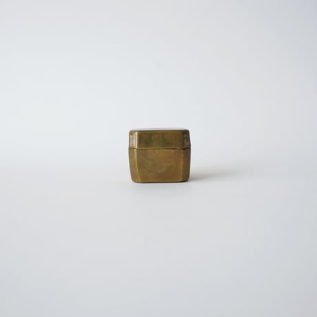 金に見えるシルバーの小箱