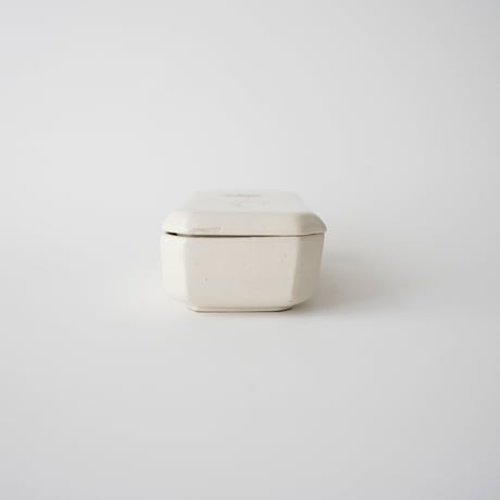 穏やかな色合いの白い蓋もの
