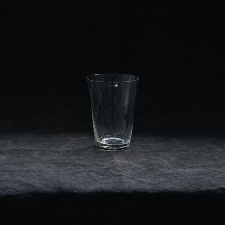 薄いガラスに線刻してあるコップ