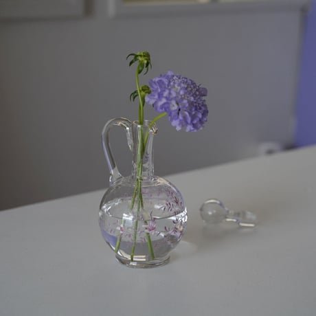 ピンクの小花のガラスでキャンタ（栓つき）