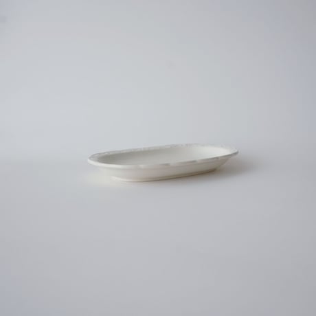 白い釉薬のオーバル皿・金継ぎ