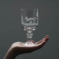 走る狐の刻まれた脚付きグラス