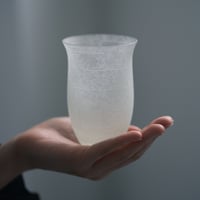 女性の手に収まりのいいコップ