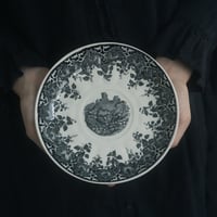モノトーンのお城の絵のケーキ皿
