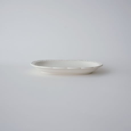 白い釉薬のオーバル皿・金継ぎ