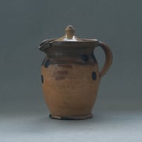 18世紀の陶器の蓋付きピッチャー