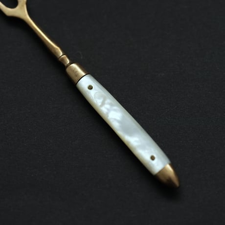 パールと金の二股フォーク