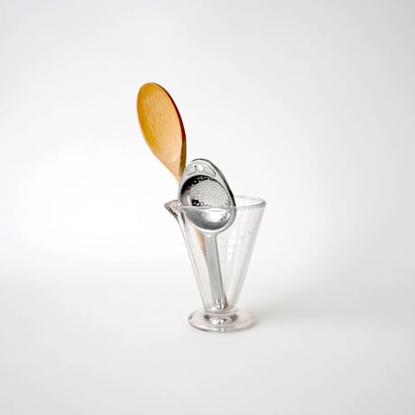 厚みのあるガラスの計量カップ