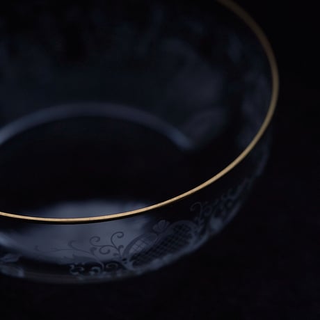 金縁の白い花の中鉢