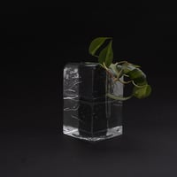 分厚い透明ガラスの一輪挿し