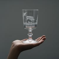 走るイノシシの脚付きグラス（柄半周）