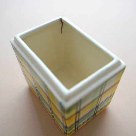 ドイツ / チェック柄の缶に見える陶器の箱・金継ぎ