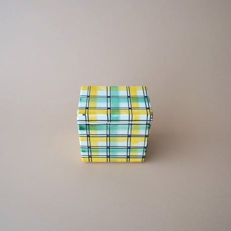 ドイツ / チェック柄の缶に見える陶器の箱・金継ぎ