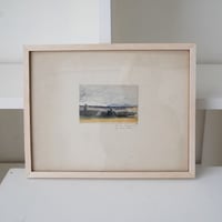 遠くに山が見える水彩画