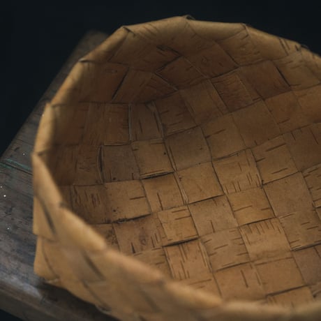 白樺の皮で編んである入れ物