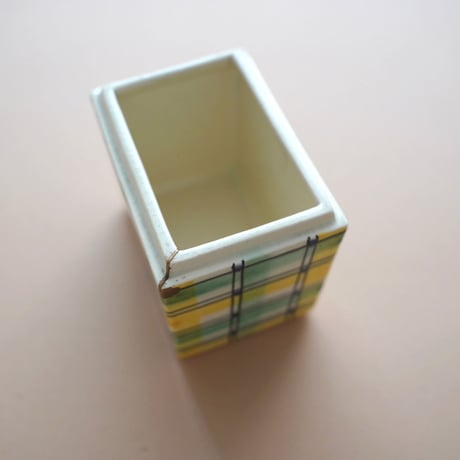 ドイツ / チェック柄の缶に見える陶器の箱・金継ぎ