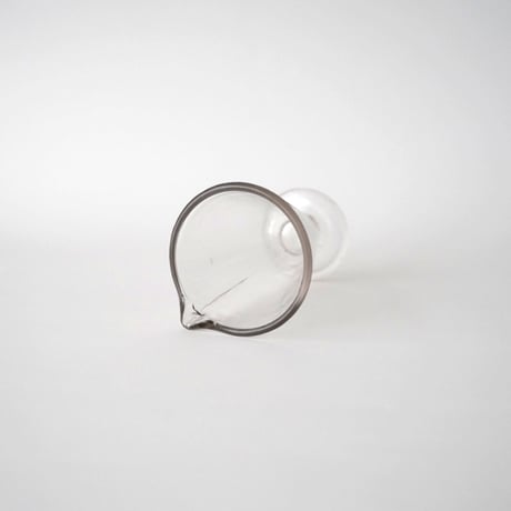 厚みのあるガラスの計量カップ