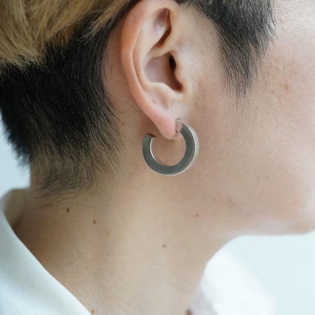 オランダ・大ぶりな丸いシルバーピアス