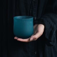 手に収まりのいい青いガラスのコップ