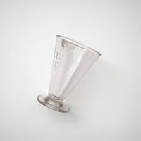 厚みのあるガラスの計量カップ