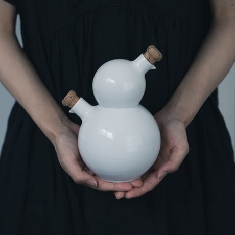 磁器の調味料入れ