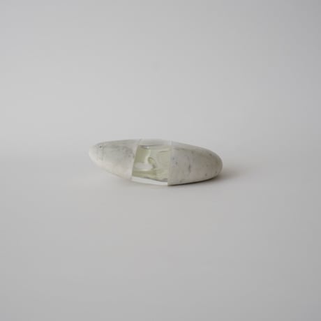 アーティストが作ったガラスの石のオブジェ