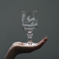 走るトナカイ（柄半周）脚付きグラス