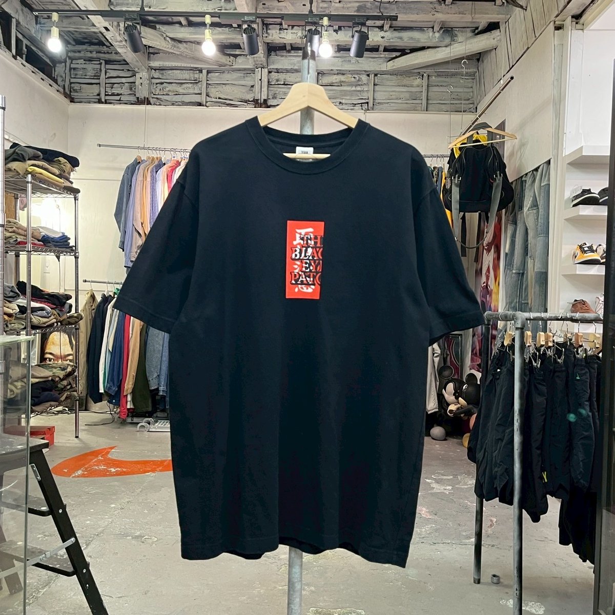 BLACK EYE PATCH PATCH PRIORITY LABEL TEE BLACK