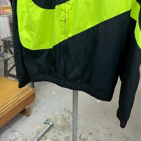 NIKE CITY NEON HBR  BIG SWOOSH WOVEN JACKET  BLACK SMALL 71751
