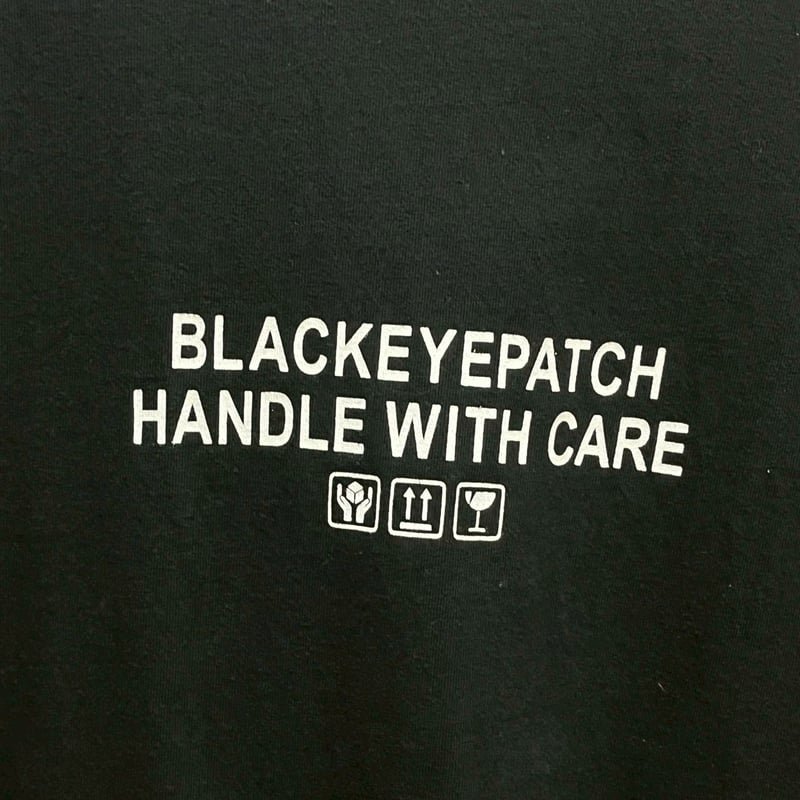 BLACK EYE PATCH PATCH PRIORITY LABEL TEE BLACK