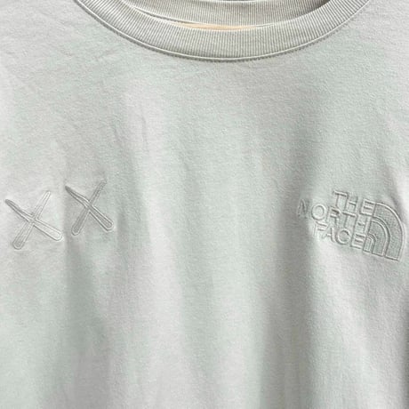 THE NORTH FACE	× KAWS LS TEE WHITE LARGE 17584