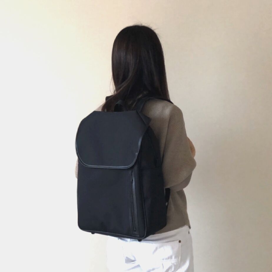 リュック。メーカはIbiza.外側にはファスナー付きポケット一つ。 撥水加工】オープンリュック グレージュデルタAnne of Black