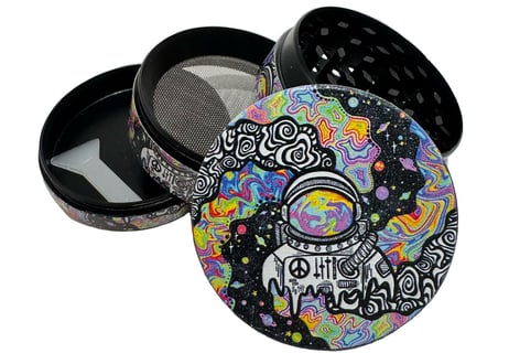 【タバコ用グラインダー】サイケデリック/宇宙飛行士柄/4層構造/直径4.9cm/全面プリント/クラッシャー