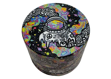 【タバコ用グラインダー】サイケデリック/宇宙飛行士柄/4層構造/直径4.9cm/全面プリント/クラッシャー
