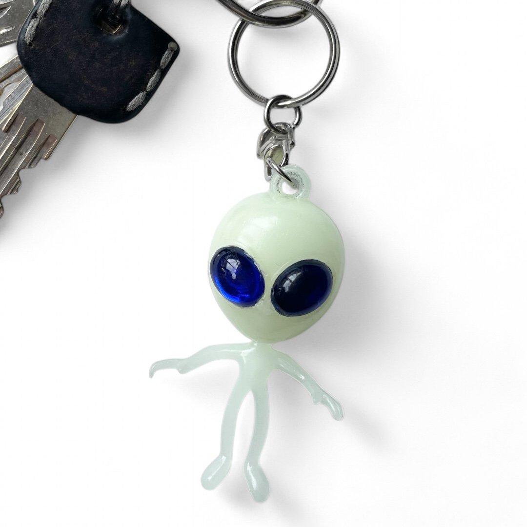 激レア　ALIEN GLOW-IN-THE-DARK KEYRING Amazon.com: Glow In The Dark Alien Keychain, Black light