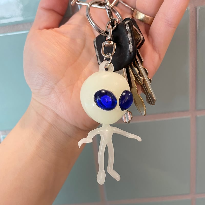 激レア　ALIEN GLOW-IN-THE-DARK KEYRING Amazon.com: Glow In The Dark Alien Keychain, Black light