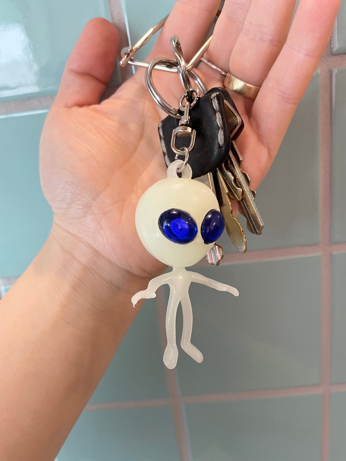 激レア ALIEN GLOW-IN-THE-DARK KEYRING Amazon.com: Glow In The Dark