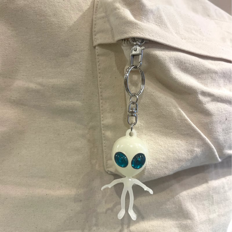 激レア　ALIEN GLOW-IN-THE-DARK KEYRING Glow In The Dark Alien Keyring – PoundFun