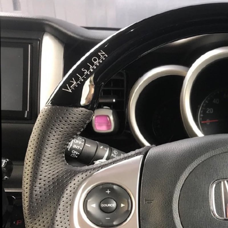 N-BOX V-VISIONオリジナルロゴ入りステアリング（ピアノブラック